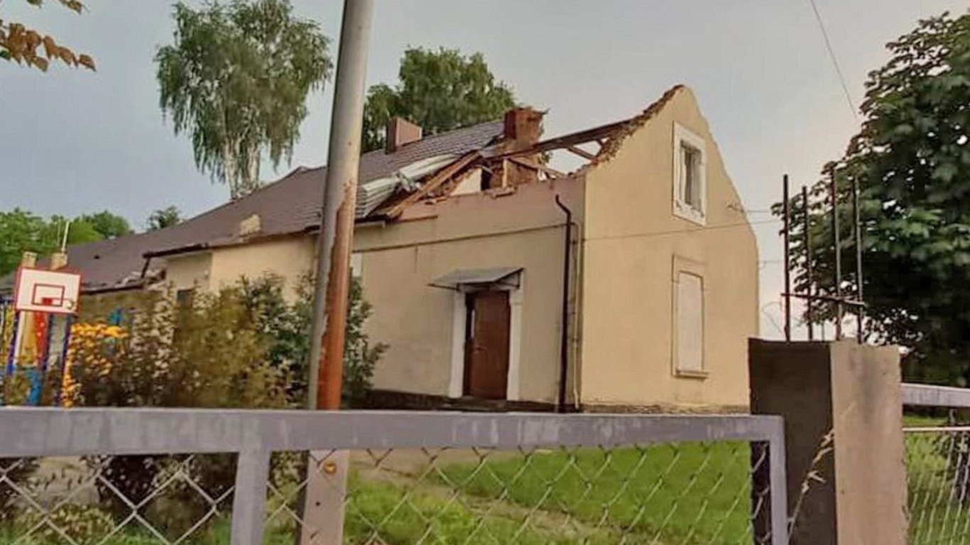 У Львові в селі Конопниця початкова школа досі без даху