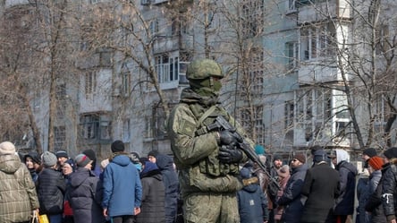 У Києві затримали працівника оборонного відомства за підтримку злочинів росії - 285x160