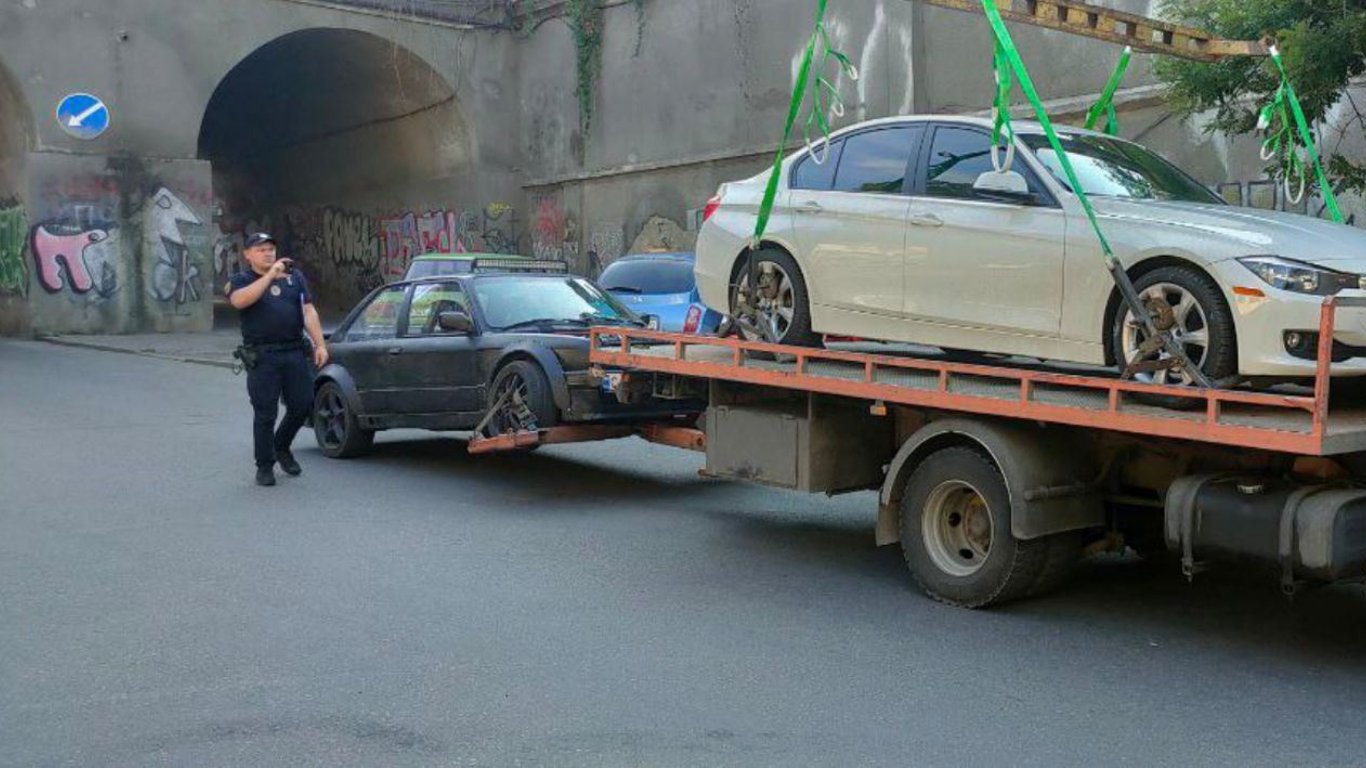 Створював аварійні ситуації та дрифтував - в центрі Одеси затримали водія BMW