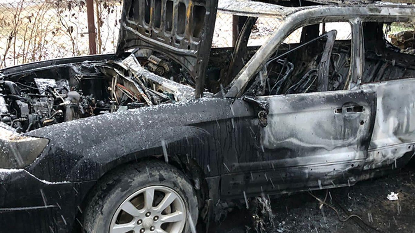 В Ужгороді невідомі спалили автівку журналіста та його дружини