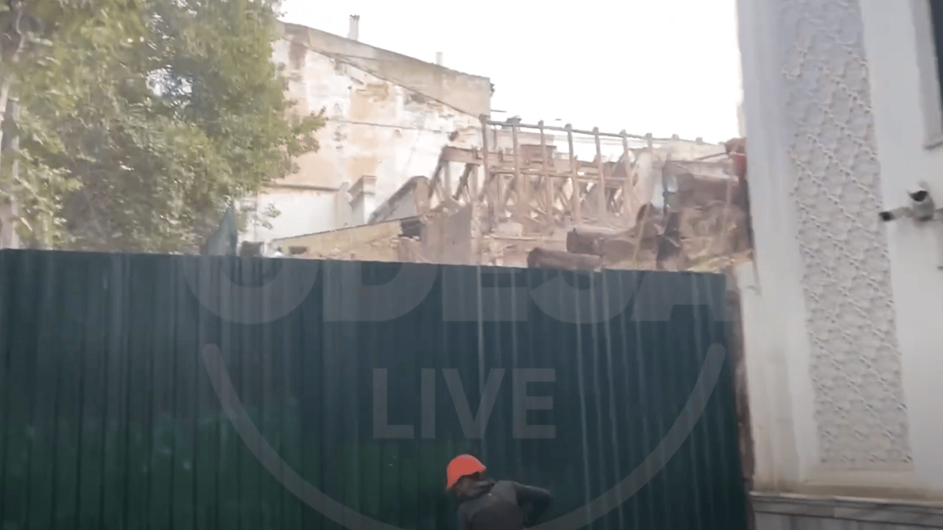 Спасать больше нечего - в Одессе окончательно снесли фасад типографии Фесенко