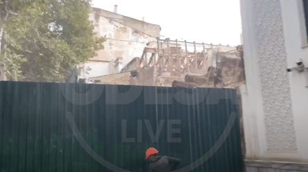 Спасать больше нечего: в Одессе окончательно снесли фасад типографии Фесенко - 285x160