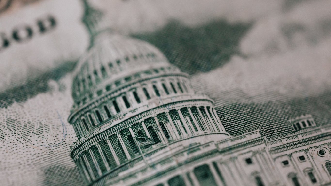 США запретили поставлять долларовые банкноты в рф