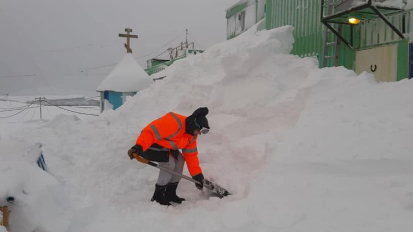 Українські полярники показали неймовірні фото серпневого снігу на станції "Вернадський"