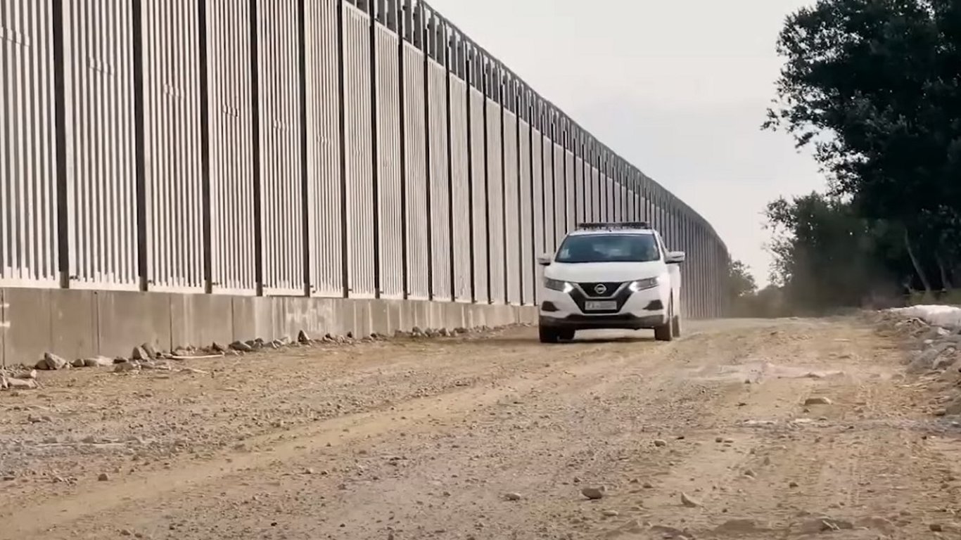На границе Греции с Турцией установили 40-километровую стену