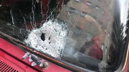 У Чернівцях обстріляли автомобіль, двоє поранені. Фото - 285x160