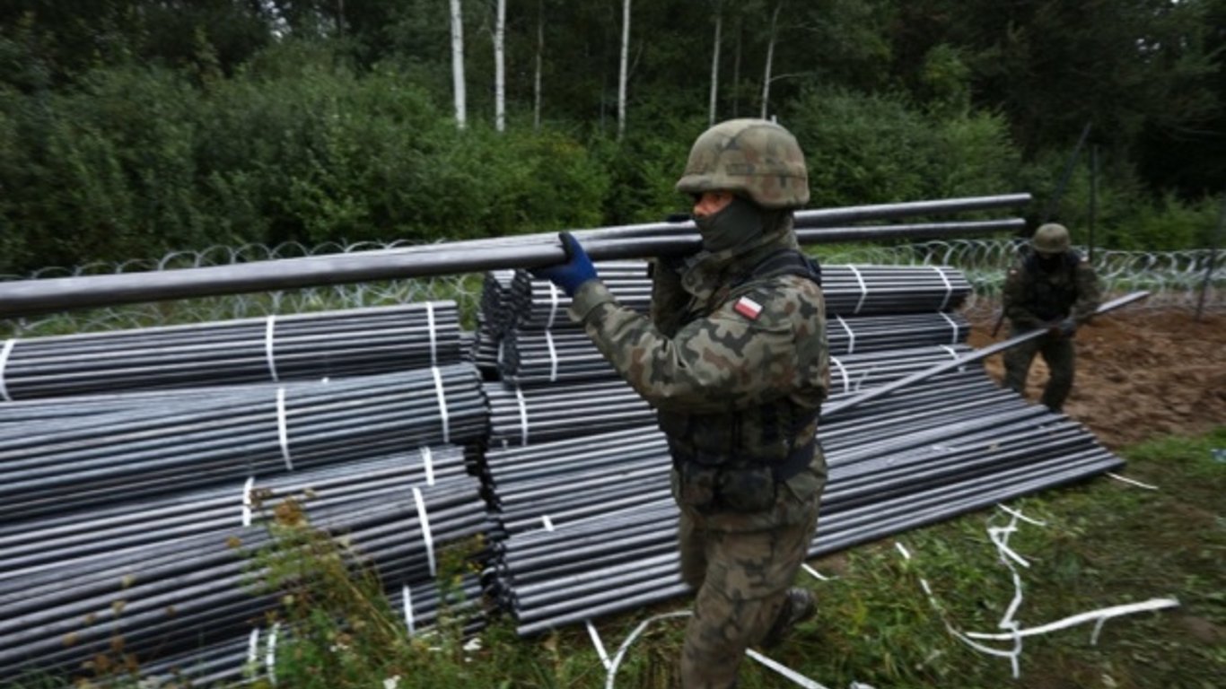 Білорусь - Польща закінчила будівництво стіни на кордоні з Білоруссю, фото
