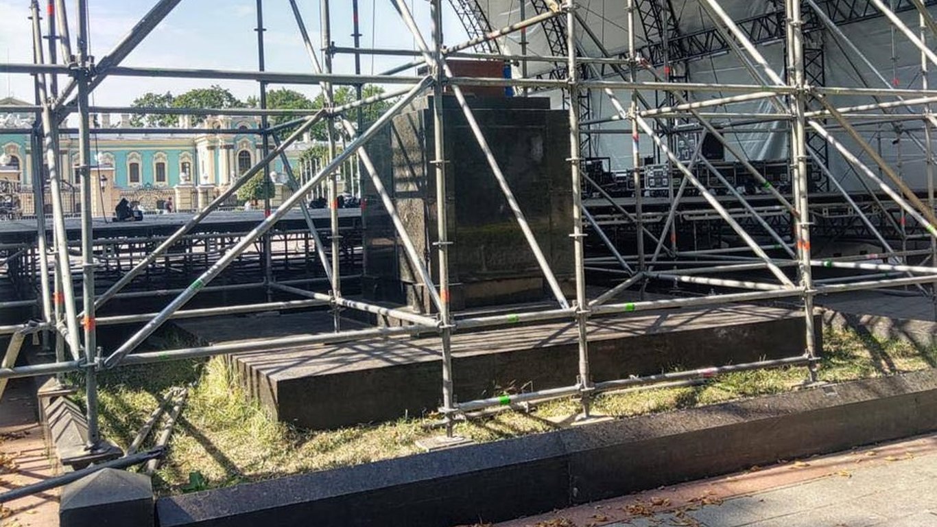 Скандал со сценой в Мариинском парке - в КГГА заявили, что не давали разрешений на установку
