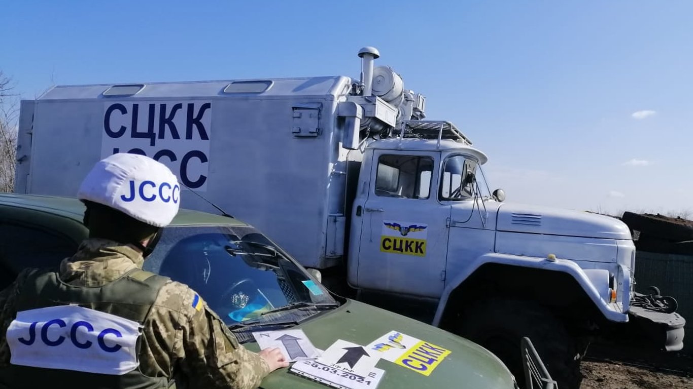 Боевики взорвали автомобиль украинской группы СЦКК - что известно