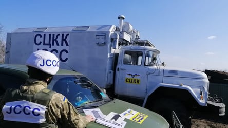 Обстріл окупантів знищив автомобіль української групи СЦКК. Відео - 285x160