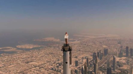 Стюардесса поднялась на верхушку самого высокого в мире здания для рекламного ролика. Видео - 285x160