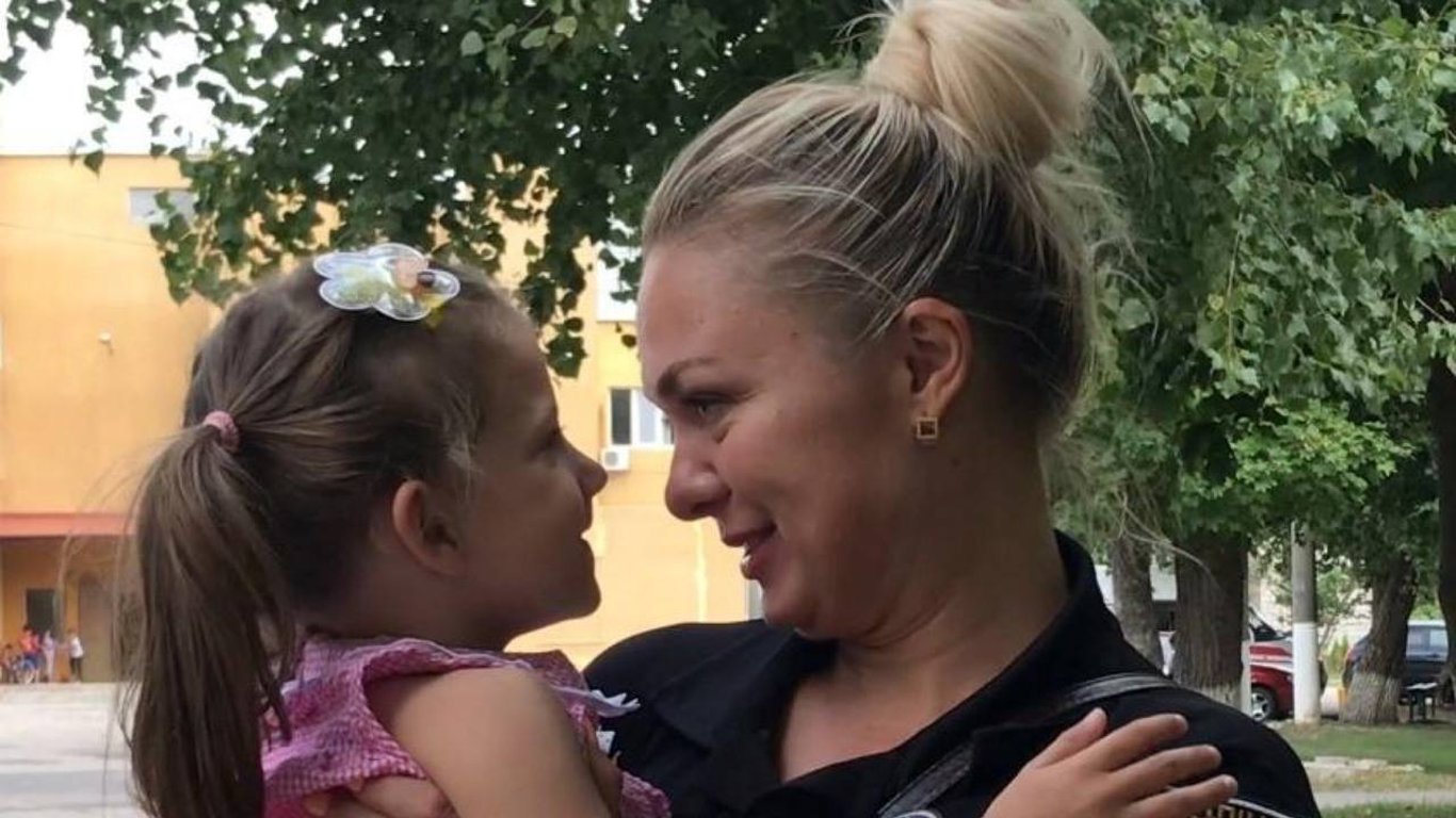 Правоохранители Одесчины вместо матери заботятся о судьбе пятилетней девочки (видео)