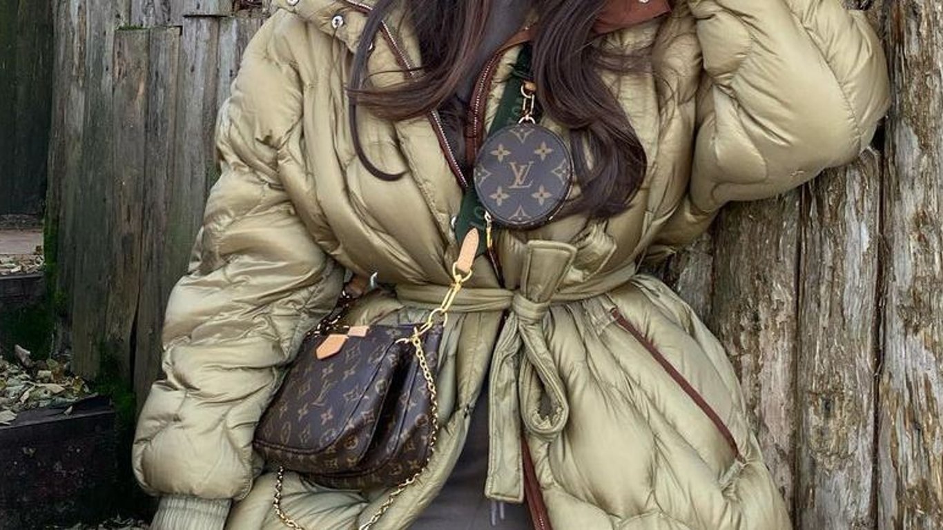 Пуховик с сумкой: как модно носить зимой 2022 - фото