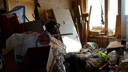 Бездомные ночуют без разрешения: в Одессе квартира женщины превратилась в свалку. Видео - 285x160