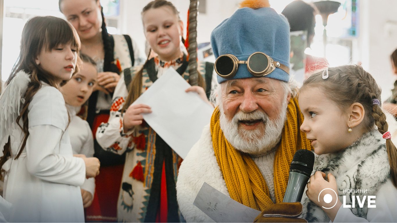 Святой Николай, Папаша Рождество и добрая ведьма: кто дарит детям подарки в разных странах мира - 250x140