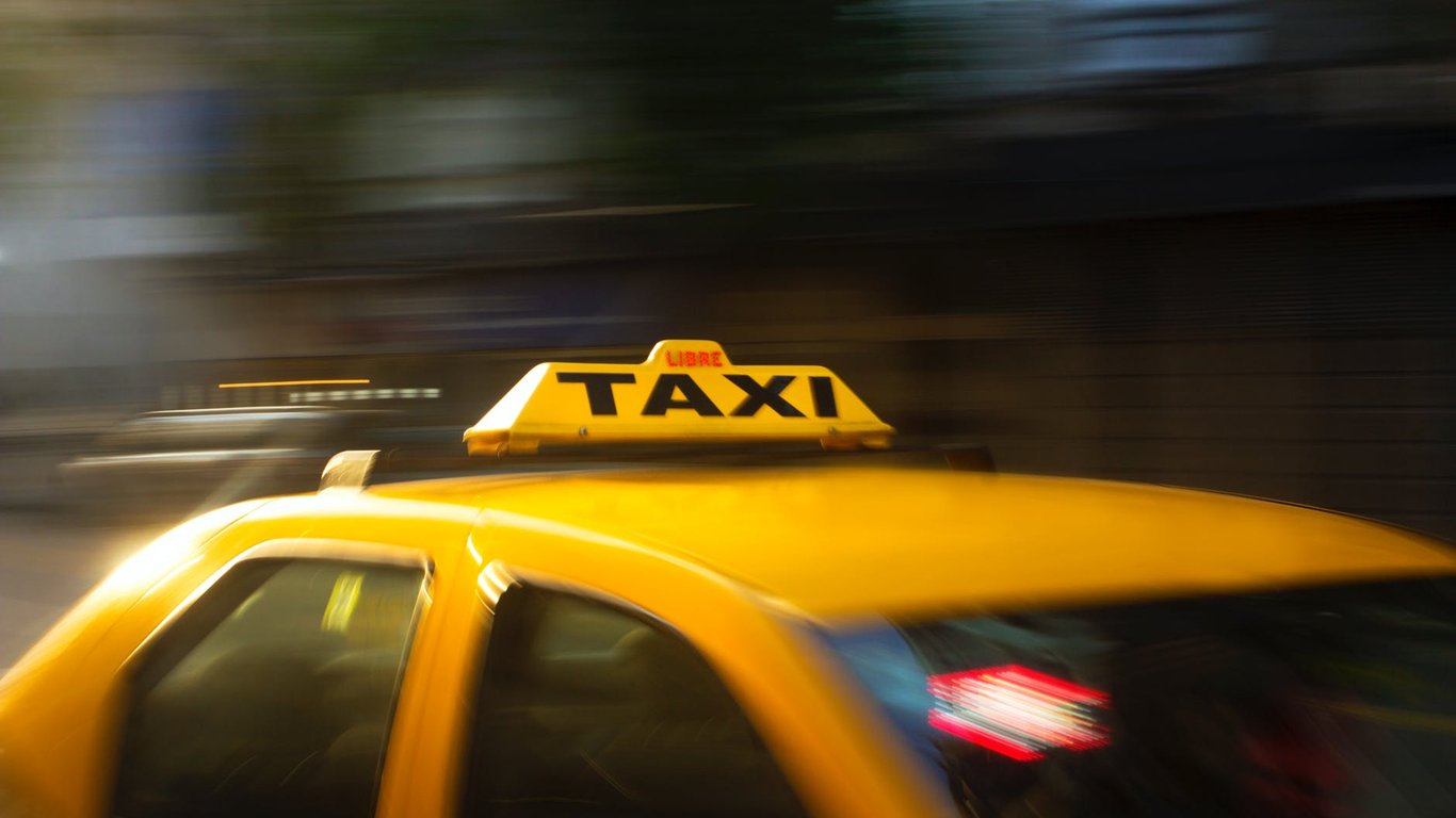 Конфликт с такси Bolt в Киеве — таксист забрызгал баллончиком пару и маму с ребенком