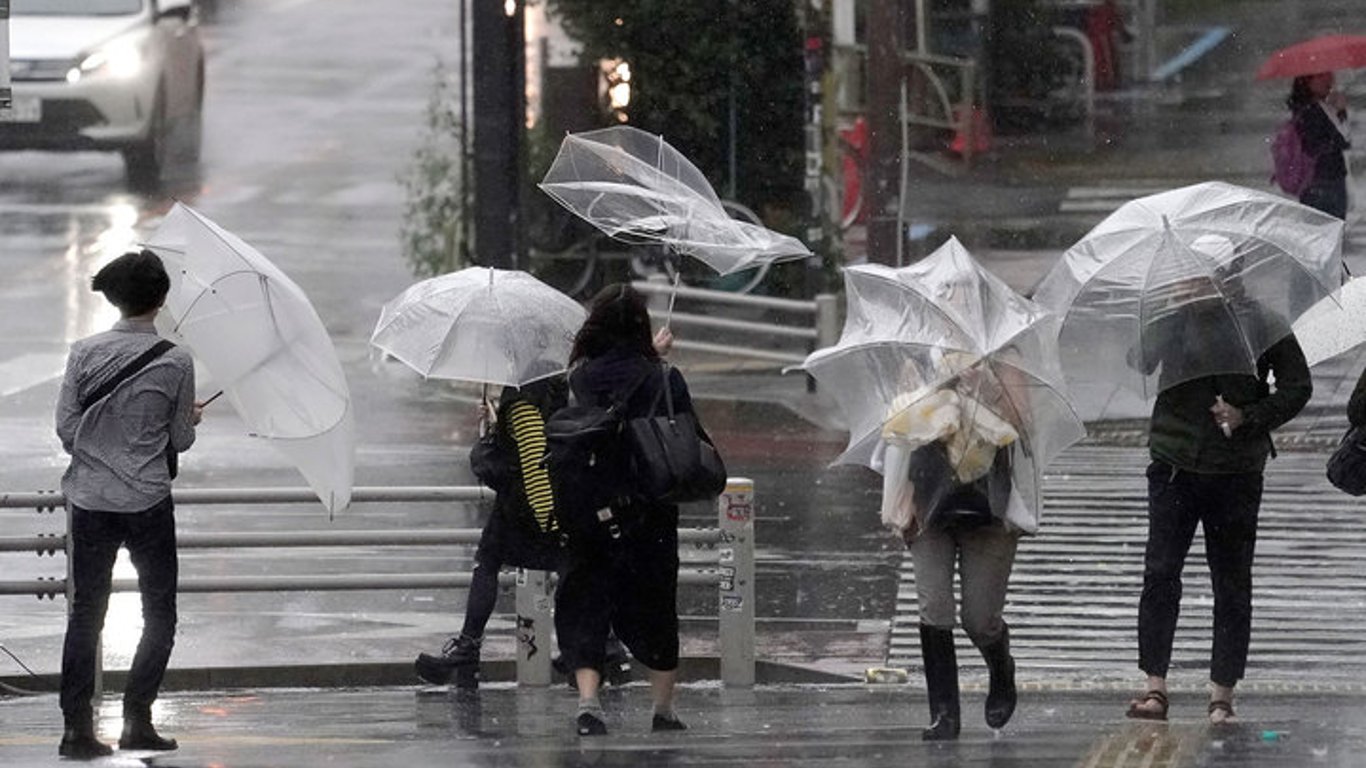 На Японию обрушился мощный тайфун - детали