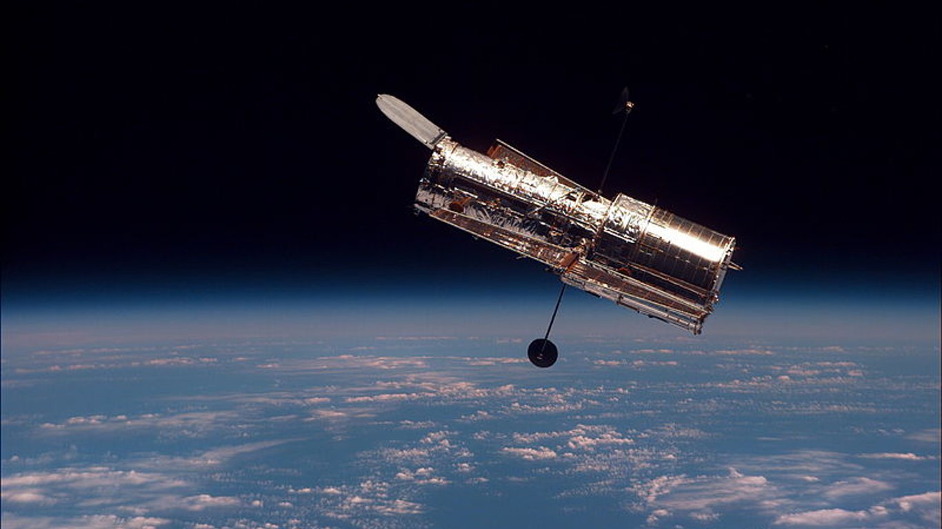 Hubble показал спиральную галактику в созвездии Часы - подробности