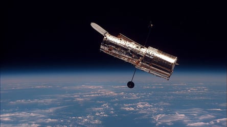 45 млн світлових років від Землі: Hubble показав спіральну галактику у сузір'ї Годинник. Фото - 285x160