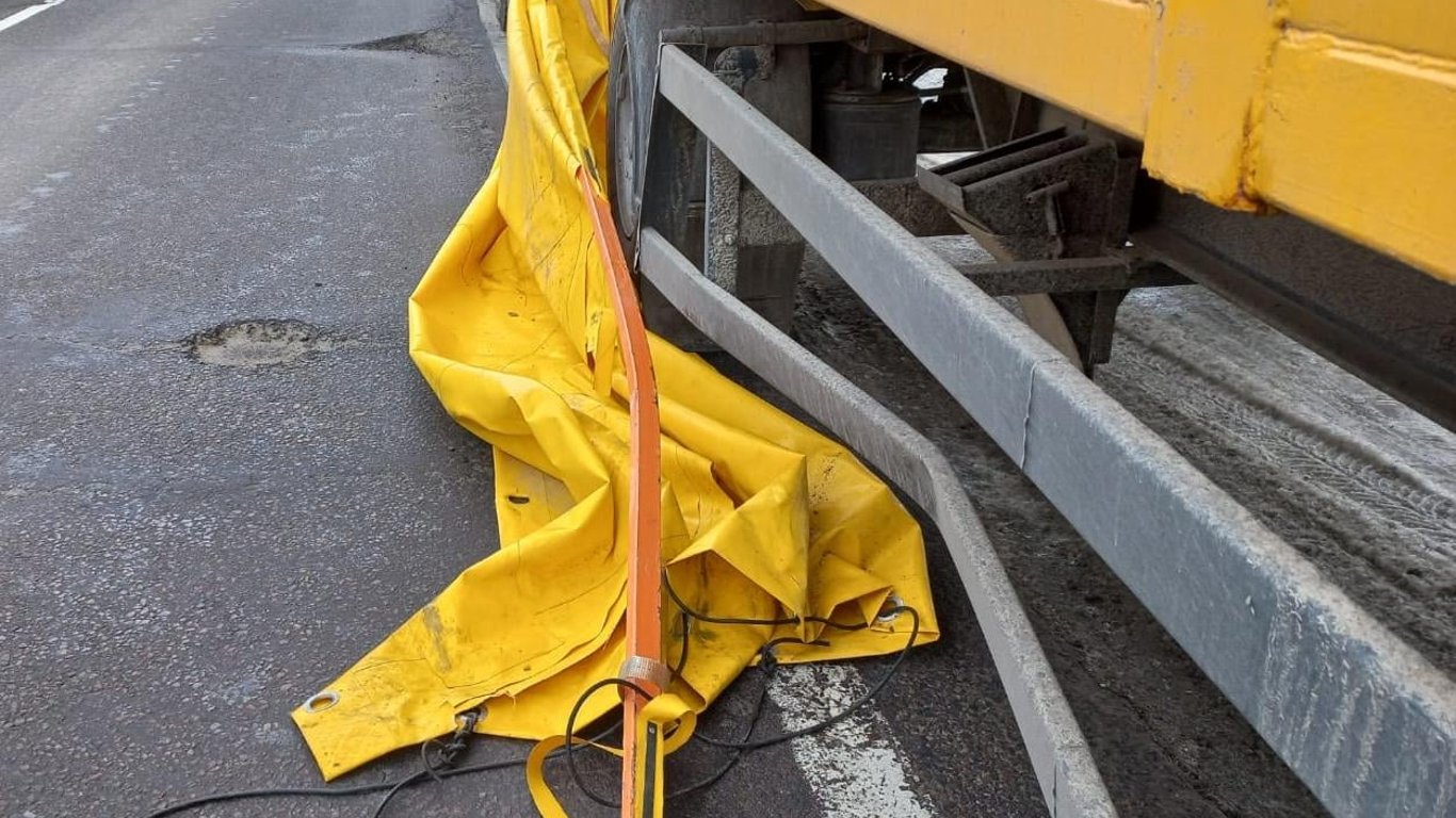 На Львівщині з вантажівки впав тент і розбив скло зустрічного авто – фото