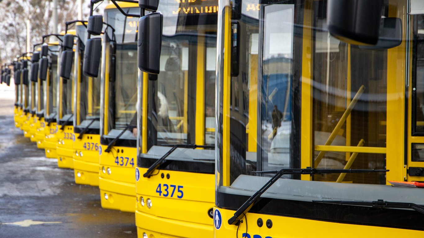 Троллейбусы Киева – парня зажало дверью в салоне троллейбуса
