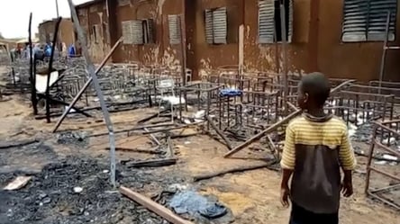 25 дітей згоріли в школі Нігеру: будівля спалахнула в момент - 285x160