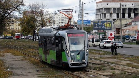 От удара разбиты фары. В Харькове трамвай снес парня. Подробности - 285x160