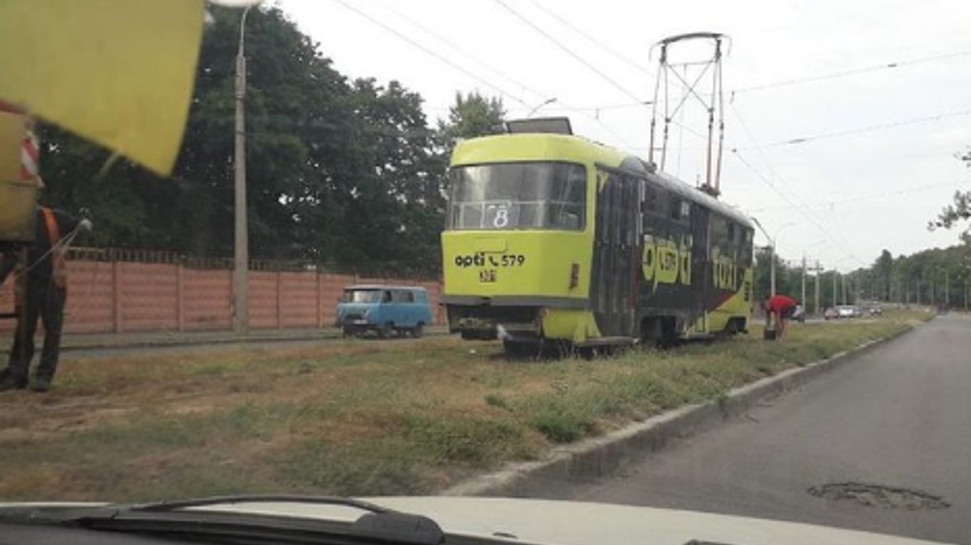 В Харькове остановилось движение трамваев из-за рухнувшей электроопоры