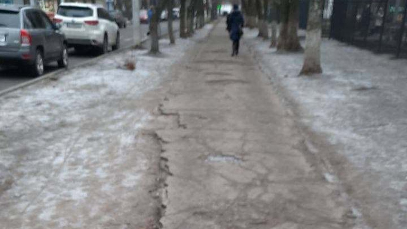В Харькове жители жалуются на разбитый тротуар