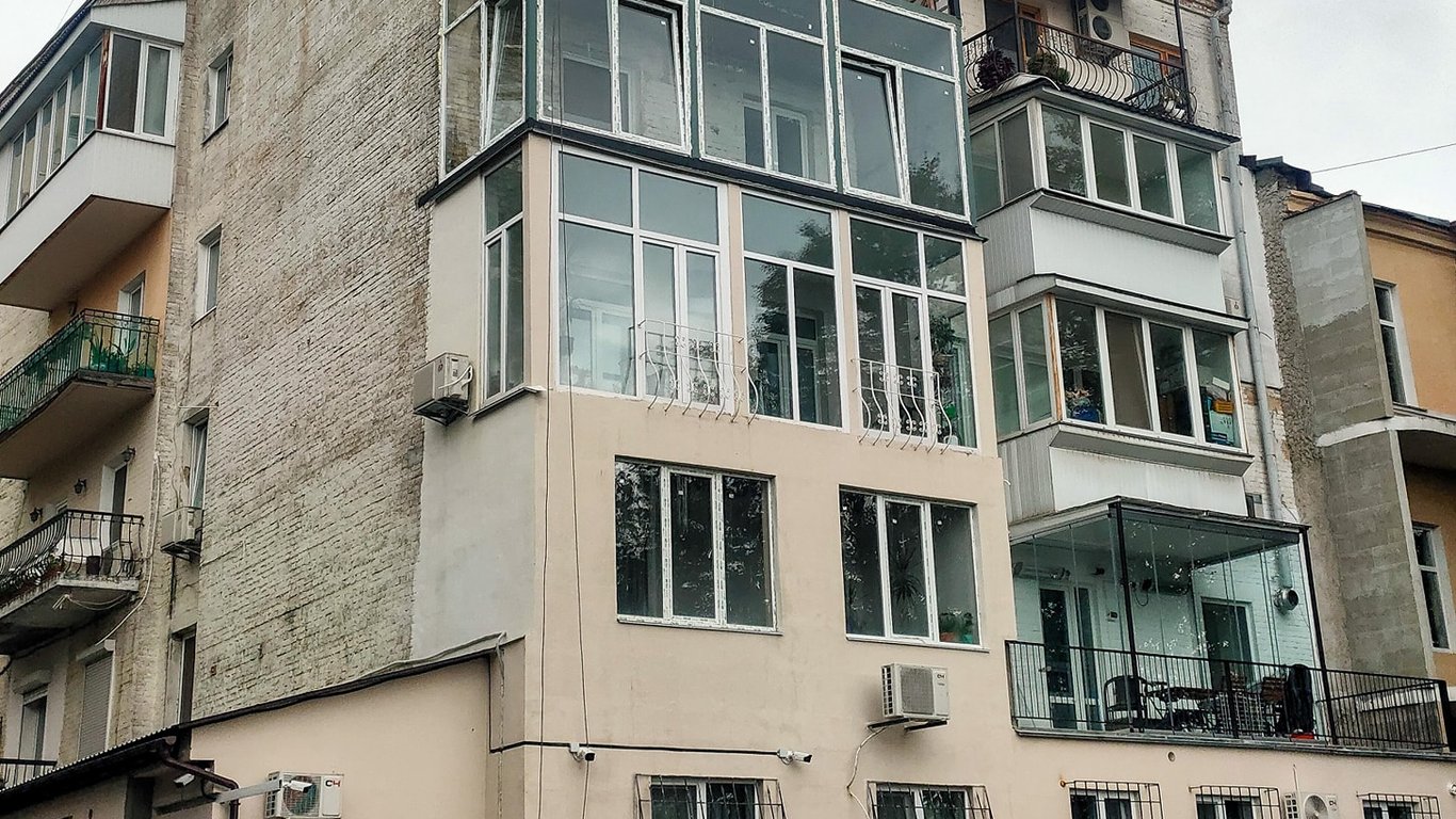 У Києві люди зіпсували свій будинок наліпивши цар-балкони