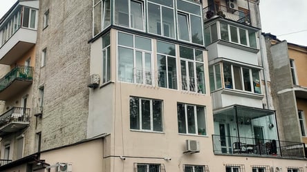 У центрі Києва люди спотворили фасад історичного будинку цар-балконами: у чому небезпека - 285x160