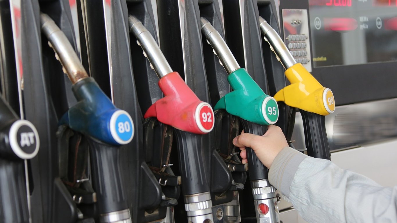 Сколько стоит топливо на WOG и ОККО в Ровенской области
