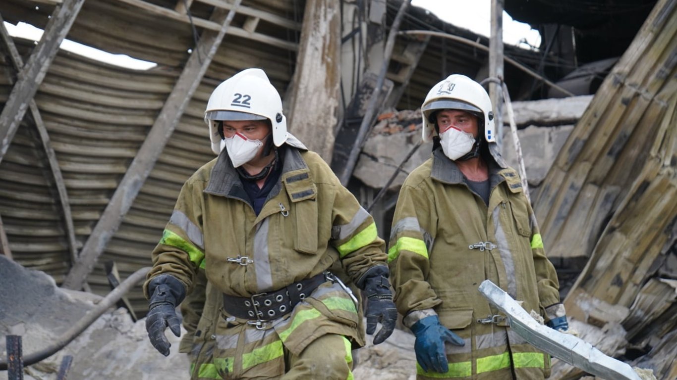 В Кременчуге спасатели обнаружили на развалинах ТЦ Амстор еще 14 фрагментов тел