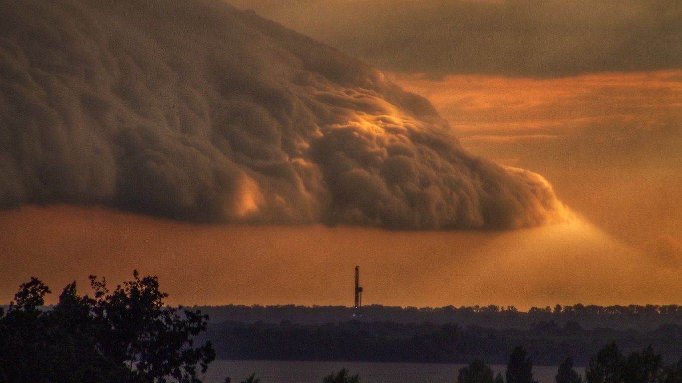 У Харківській області синоптики показали незвичайну хмару