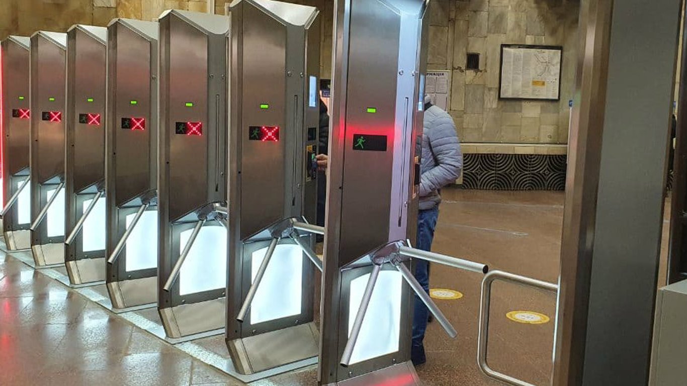 За що боролися: кияни протестують проти нових турнікетів у метро за 100 млн гривень
