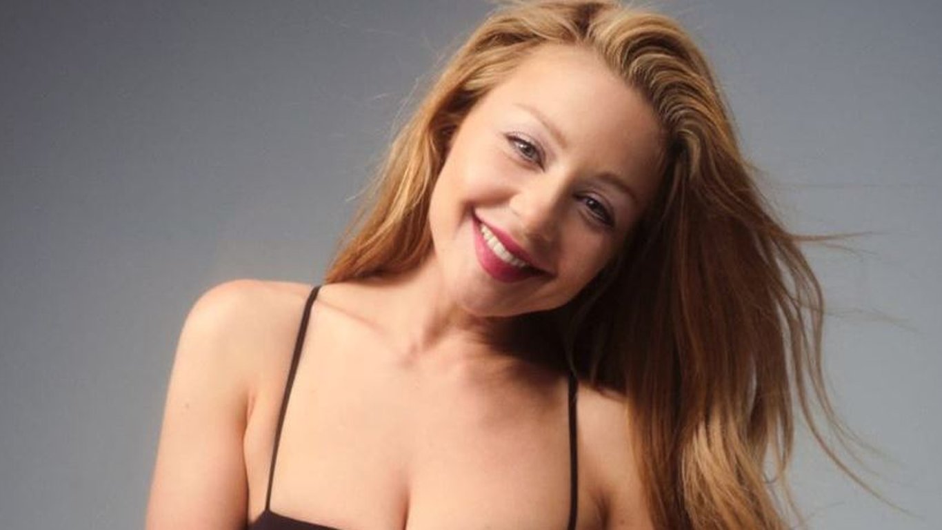 Тіна Кароль прикрила оголене тіло накидкою: еротичні кадри