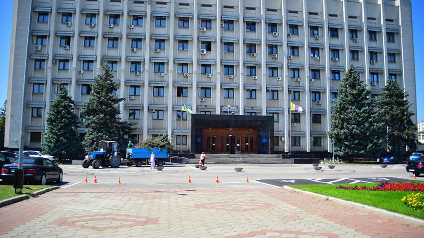 Біля будівлі Одеської ОДА стане на одну ялину менше
