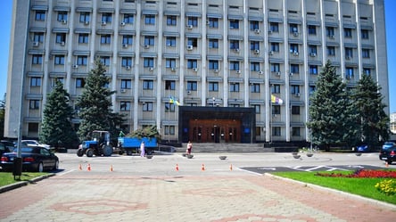 Біля будівлі Одеської ОДА стане на одну ялину менше: причина - 285x160