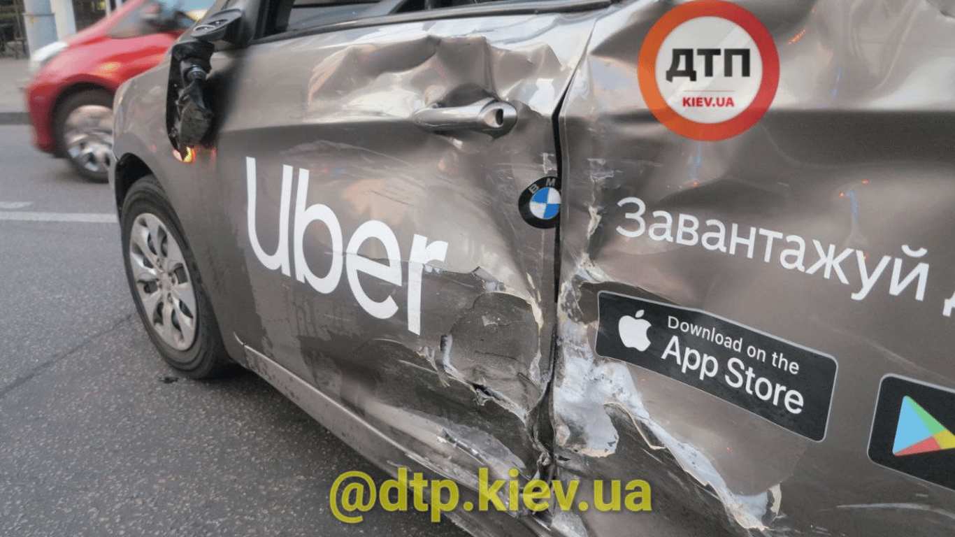 ДТП на бульваре Шевченко - мотоциклист столкнулся с водителем такси
