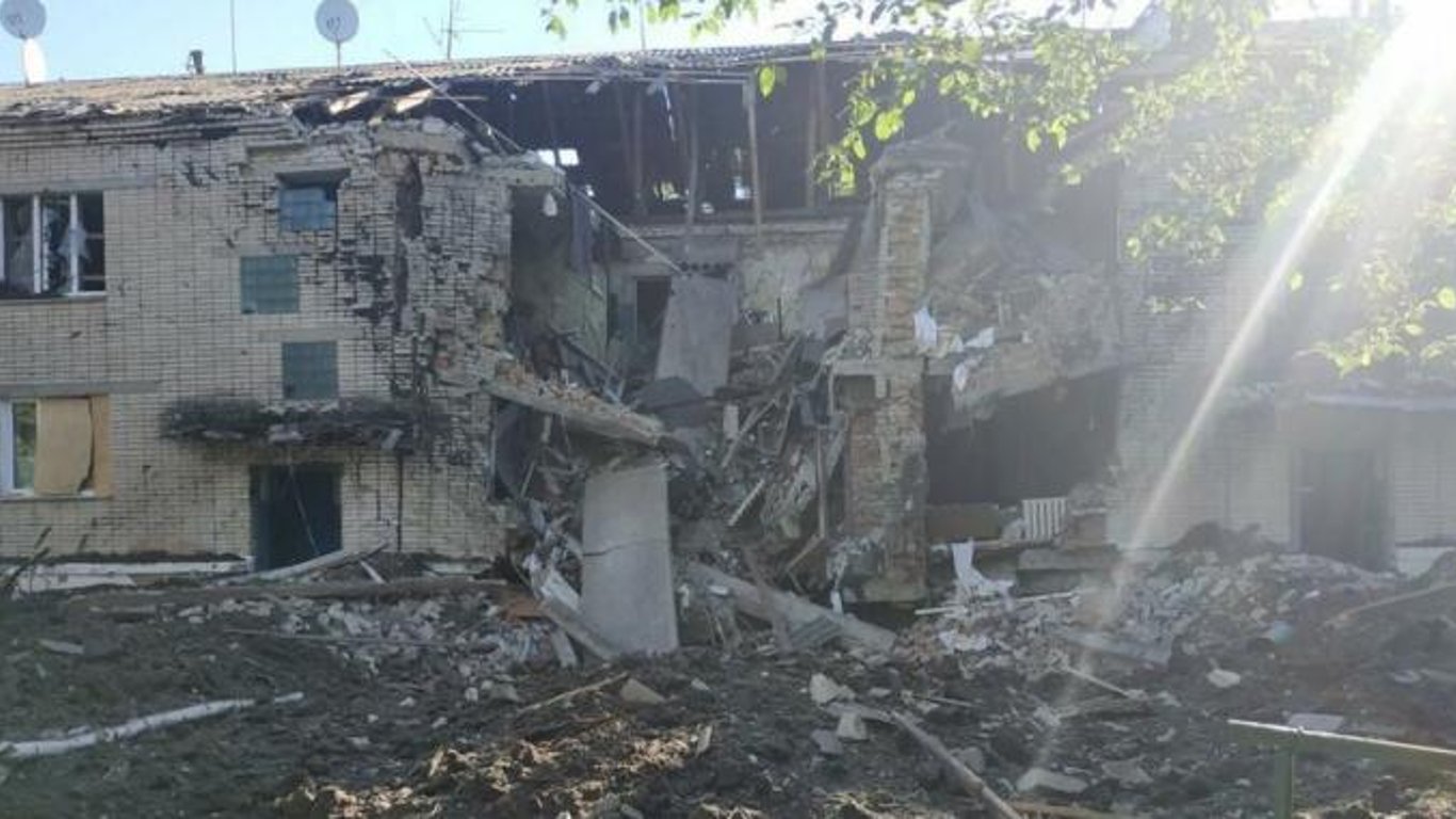 Оккупанты ударили ракетой по многоквартирному дому в Золочевском районе - новости Харьковщины
