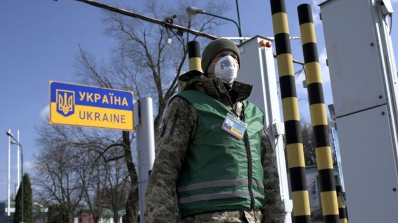 Военное положение - киевлянин продавал фальшивые удостоверения "волонтёра" для пересечения границы
