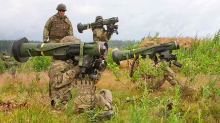 Украина получила от США 30 Javelin и 180 ракет к ним, - Арестович - 285x160
