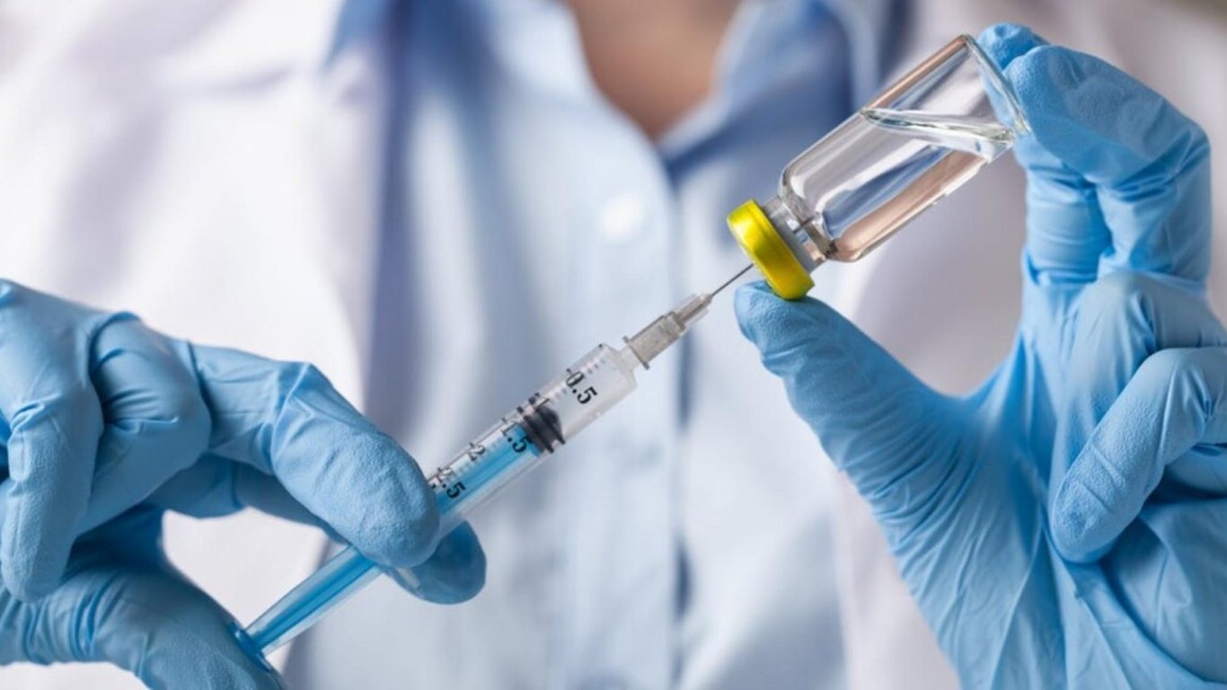 Украина вводит третью дозу прививки против COVID-19