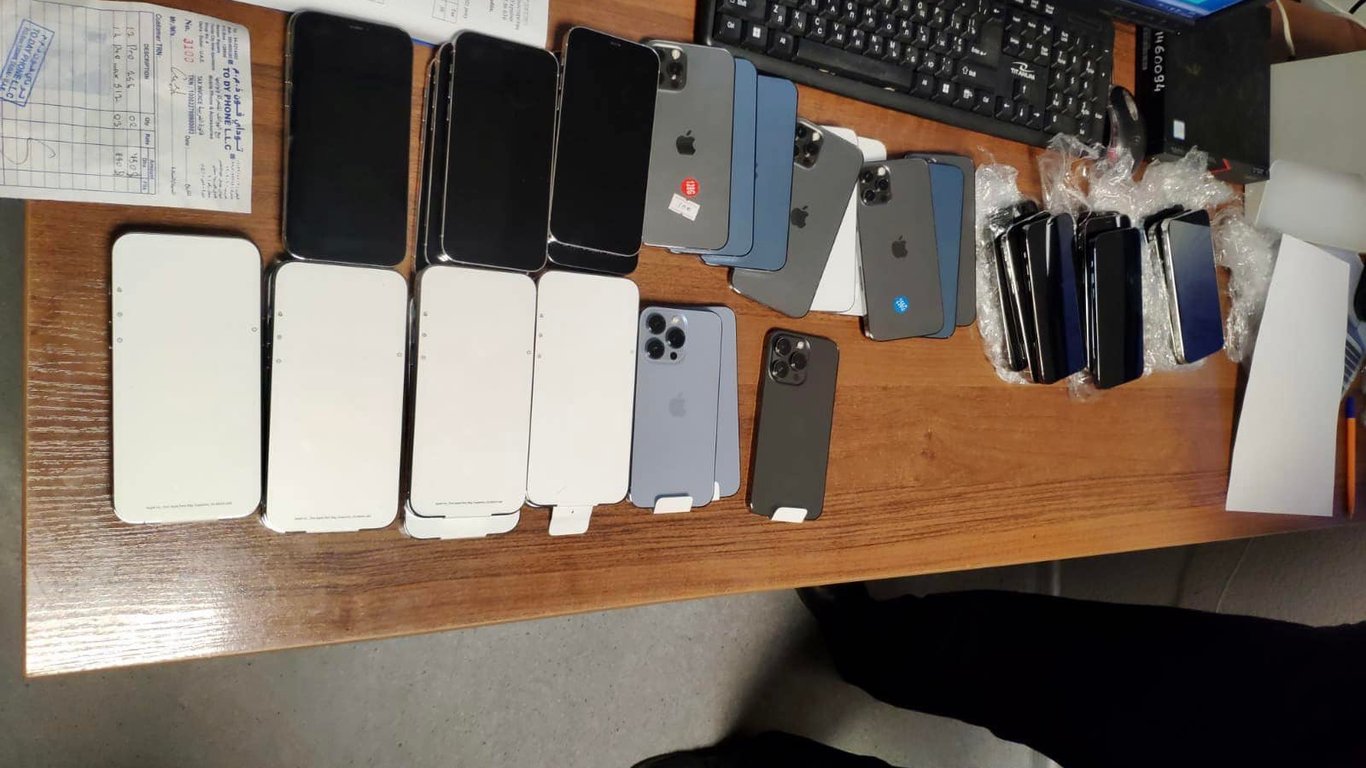 Украинец пытался пронести мимо таможенников 34 iPhone-примотал к телу