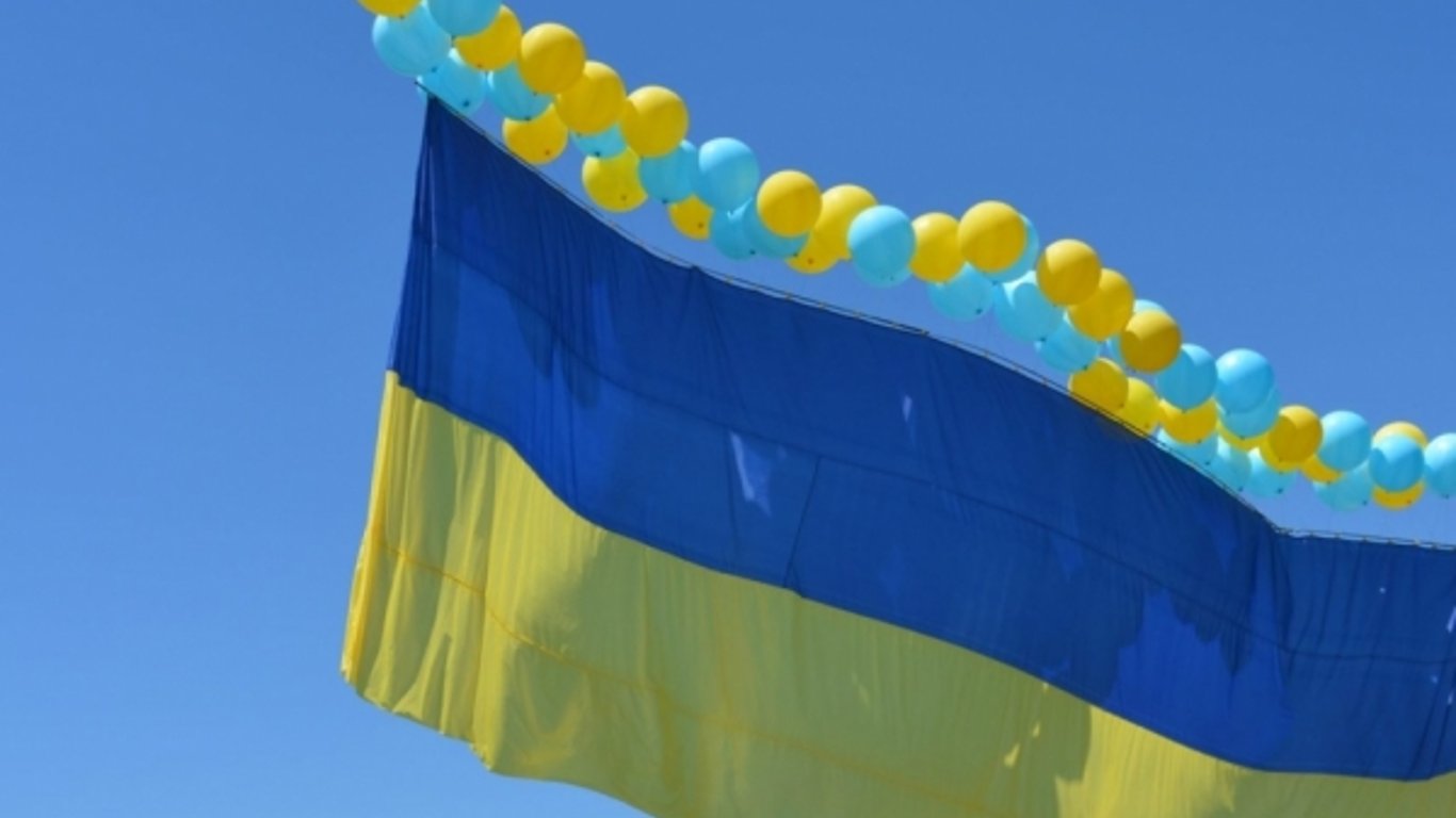 Над Донбассом запустили украинский флаг