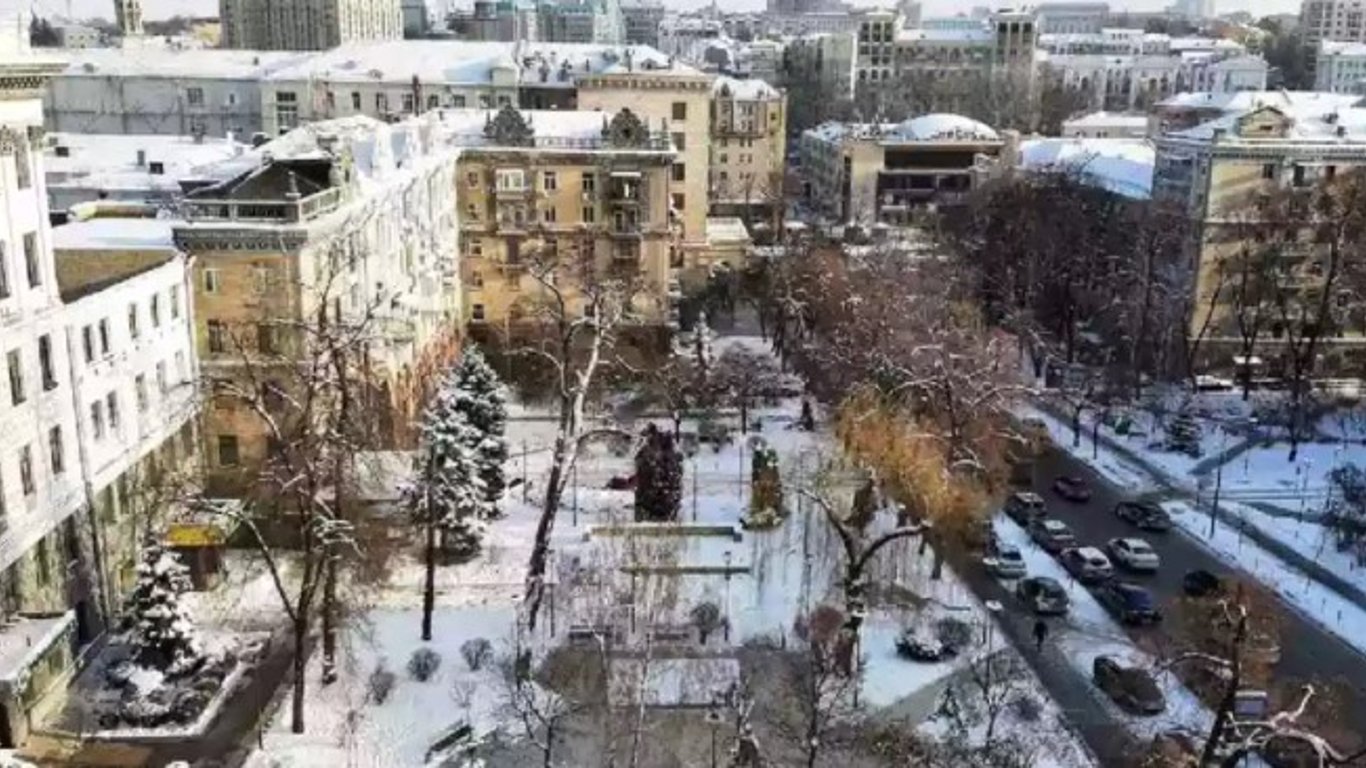 У центрі Києва прорвало труби біля будівлі КМДА - відео