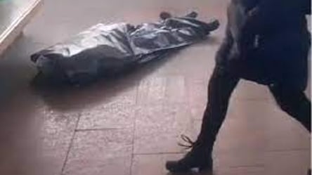 Люди спотыкаются о тело: в метро Харькова умер мужчина. Кадры и подробности с места происшествия - 285x160