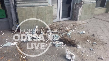 Чудом никто не пострадал: в Одессе в центре часть балкона упала на тротуар. Фото - 285x160