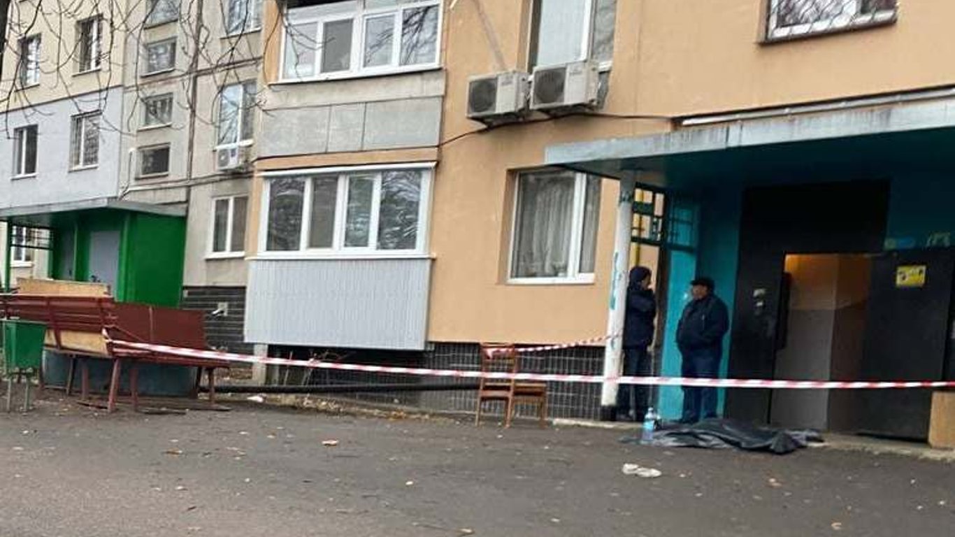 В Харькове девушка выпала из окна многоэтажки