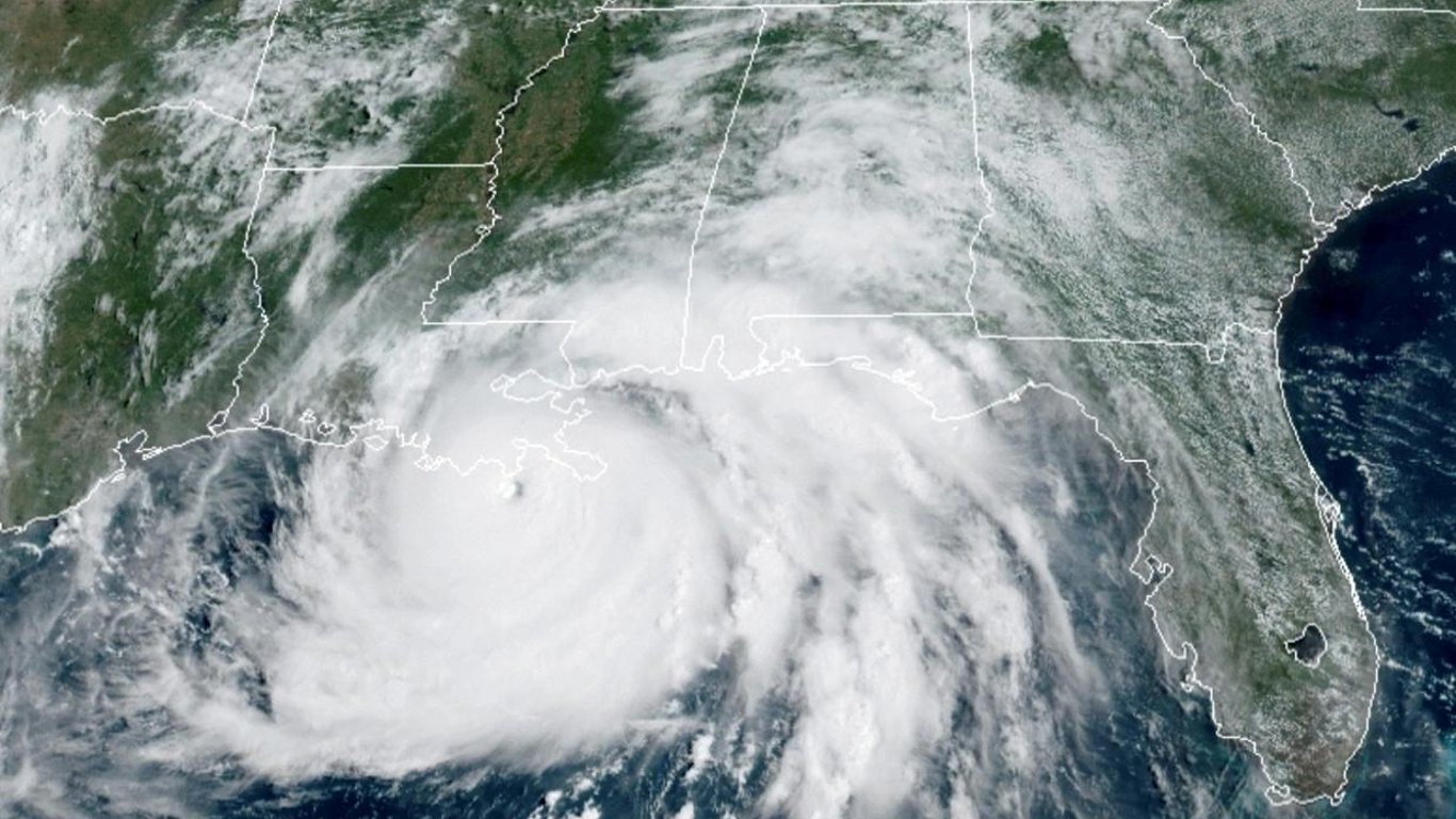Ураган " Ида " развернул течение реки Миссисипи в США